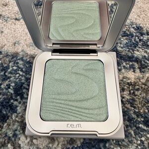 r.e.m. Beauty Interstellar Highlighter Compact
